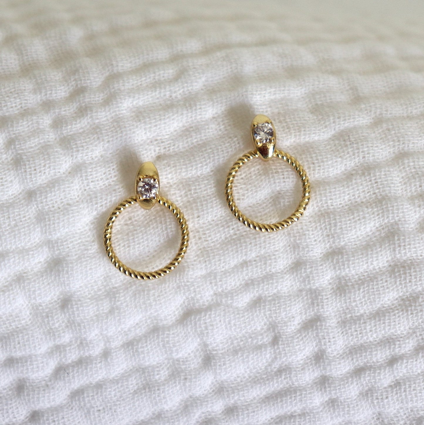 Puces d'oreilles anneau torsadé et zircon femme argent ou doré