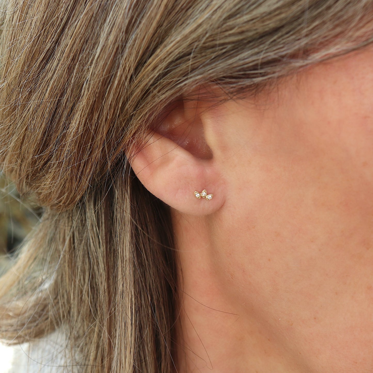 Boucles d'oreilles puces fleur trois pétales avec zircons doré ou argent