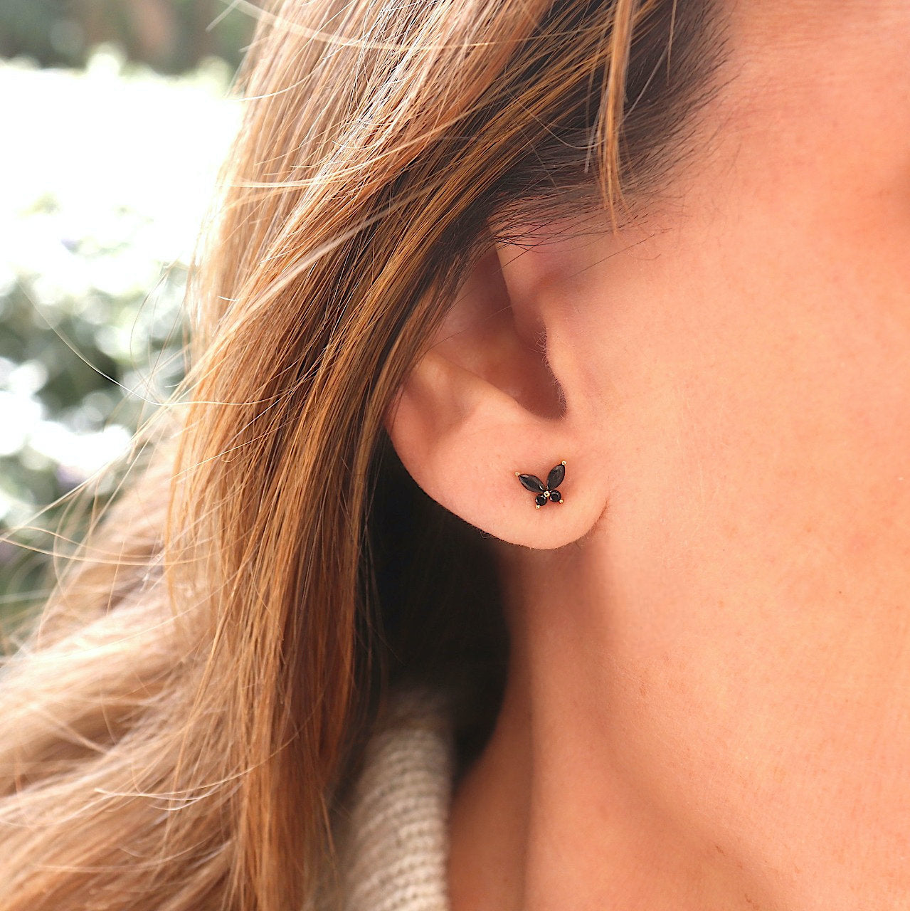 Boucles d'oreilles clous papillon zircons noirs doré