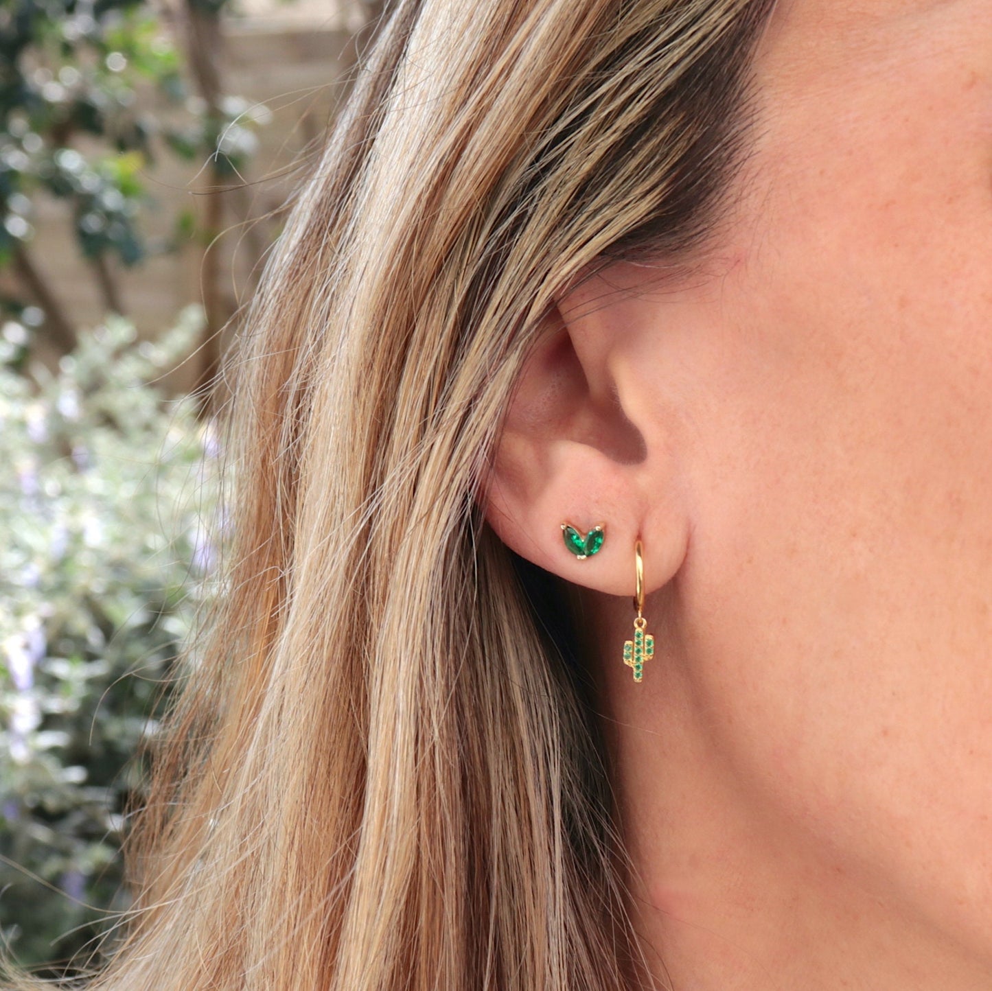 Boucles d'oreilles clous deux pétales zircons verts doré ou argent