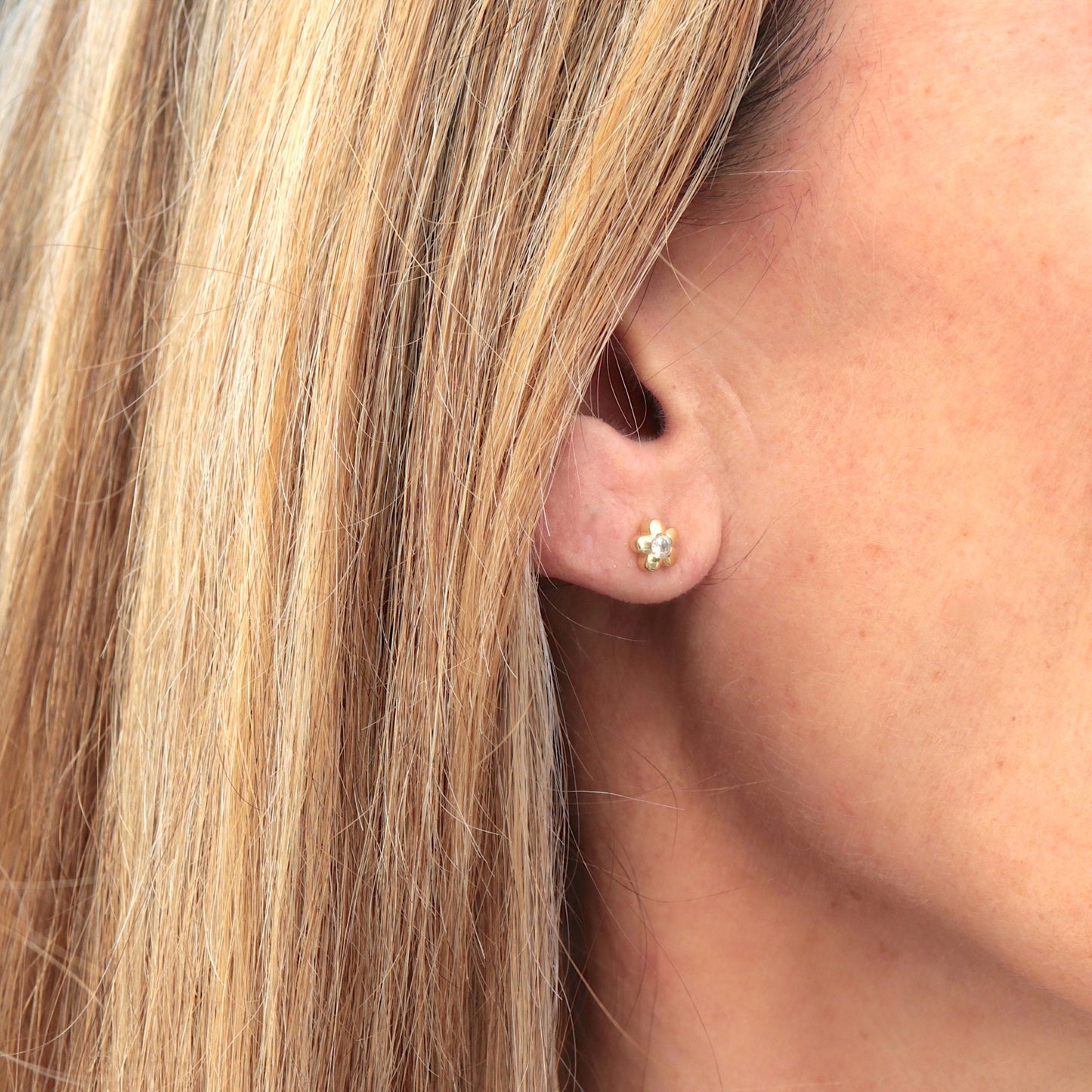 Boucles d'oreilles femme fleur avec zircon doré ou argent