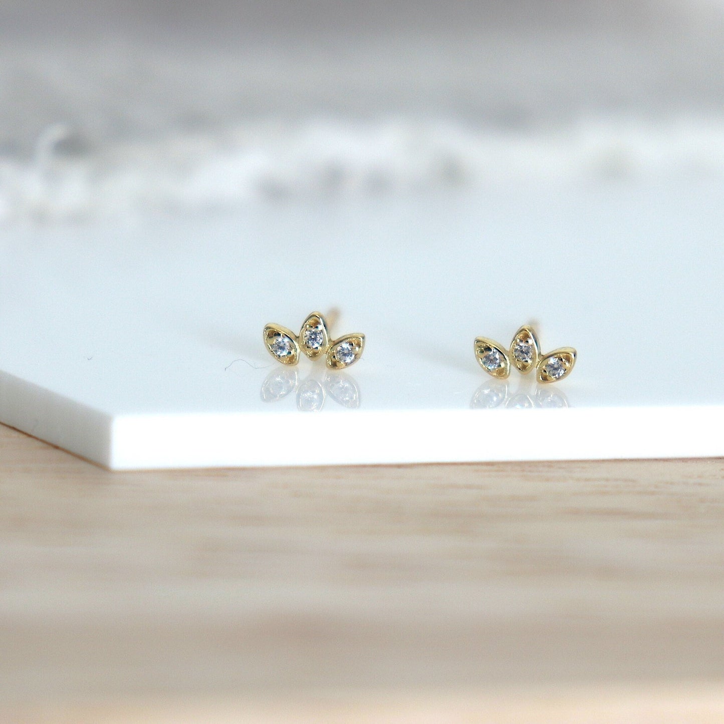 Boucles d'oreilles puces fleur trois pétales avec zircons doré ou argent