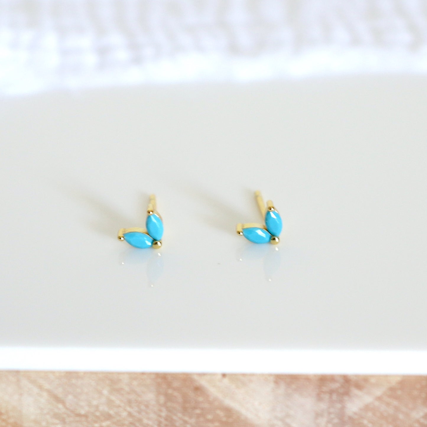 Clous d'oreilles fleur deux pétales turquoises doré ou argent