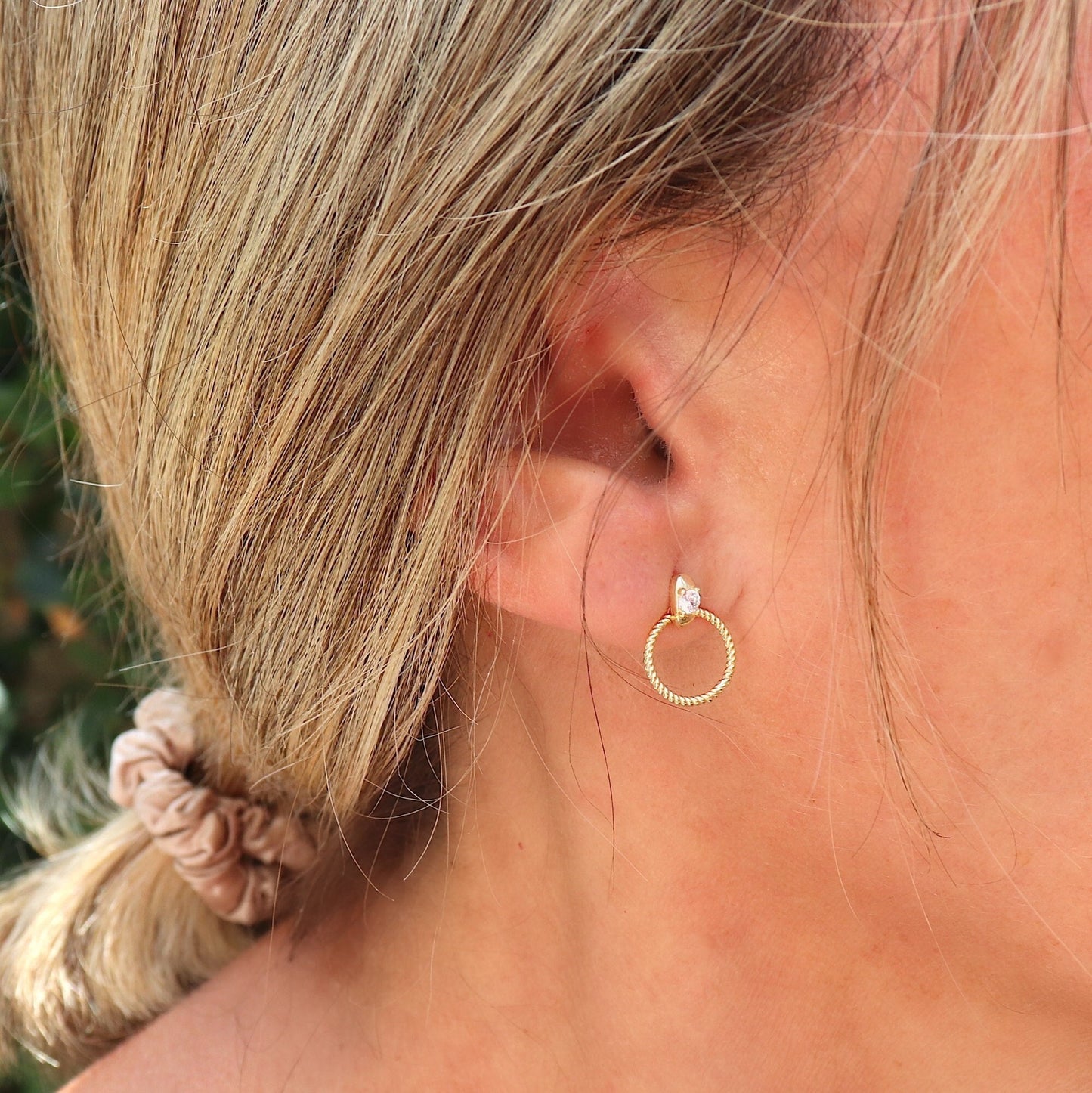 Puces d'oreilles anneau torsadé et zircon femme argent ou doré