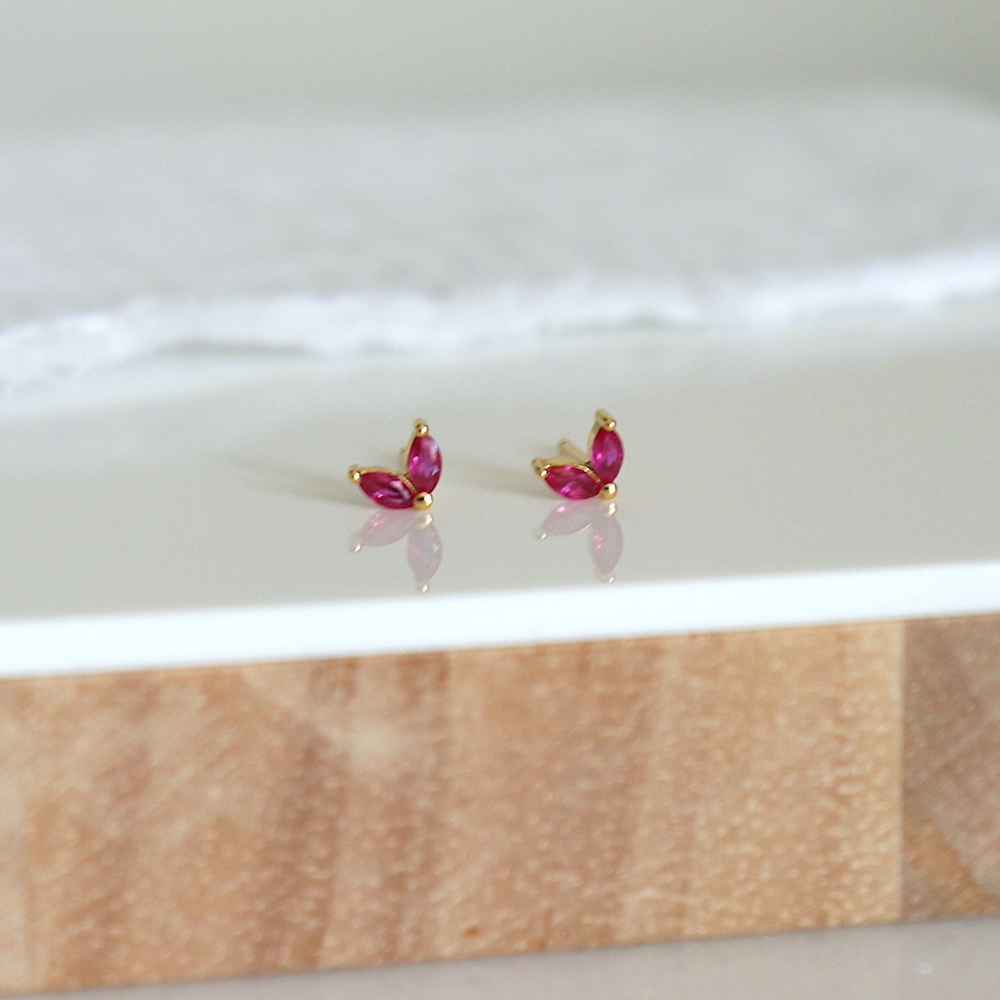 Puces d'oreilles deux pétales zircons couleur rubis femme doré ou argent