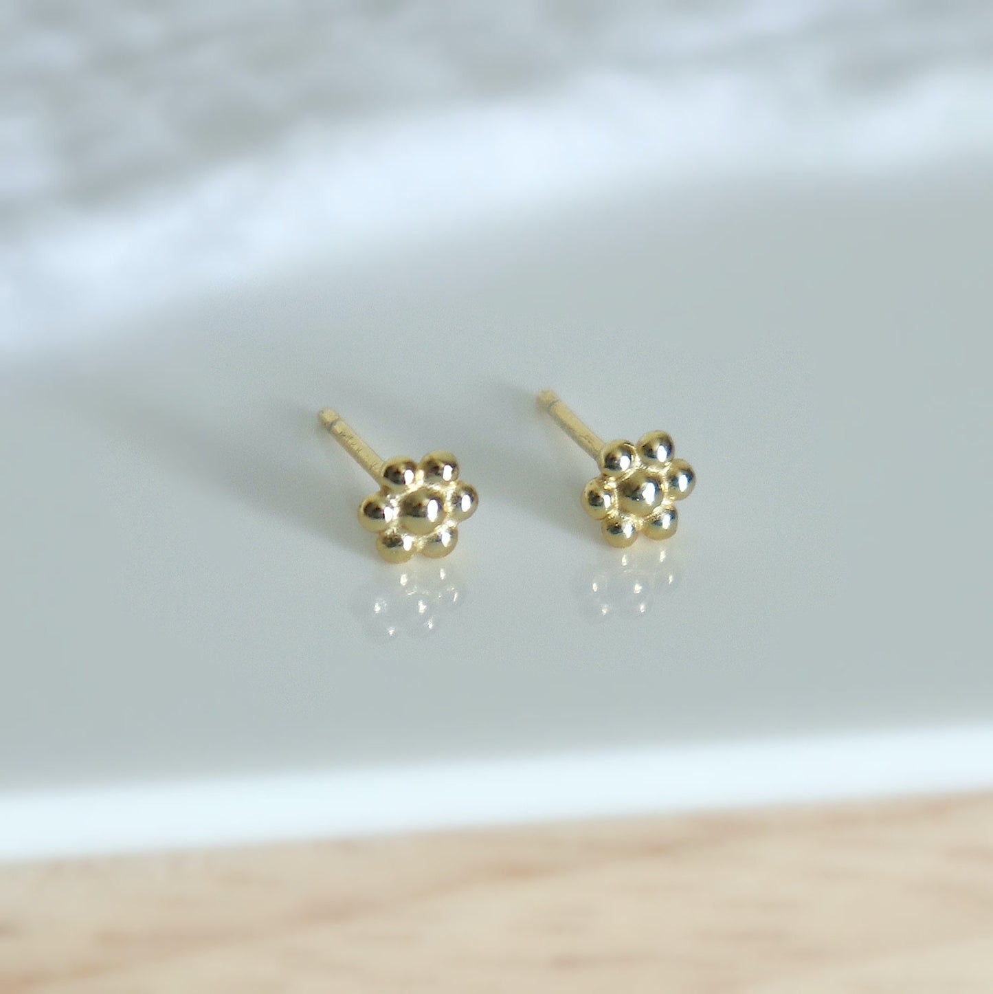Clous d'oreilles fleurs boules pour femme doré ou argent