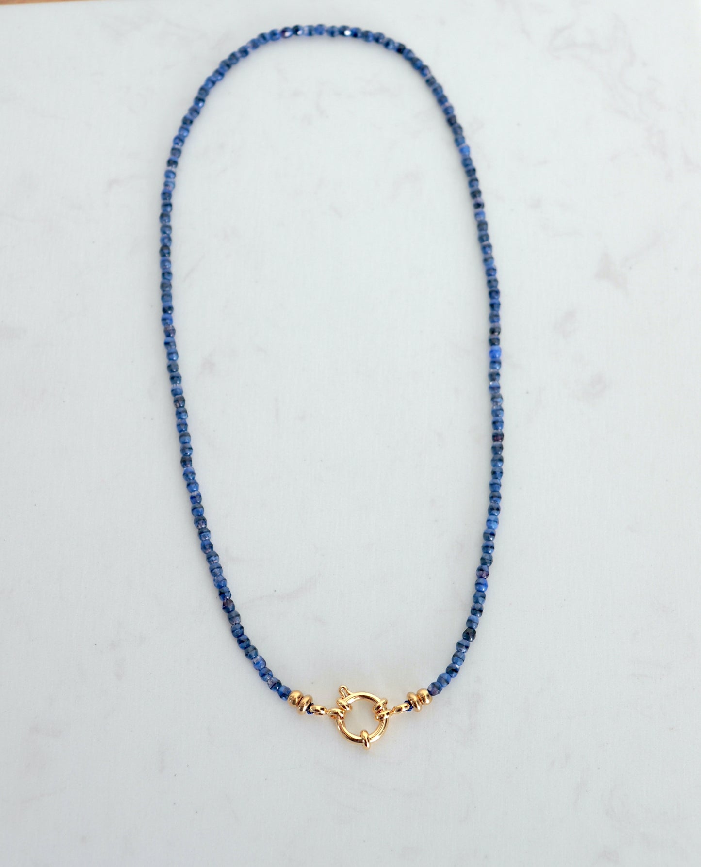 Collier perles bleues cristal de bohême et fermoir bouée acier inoxydable