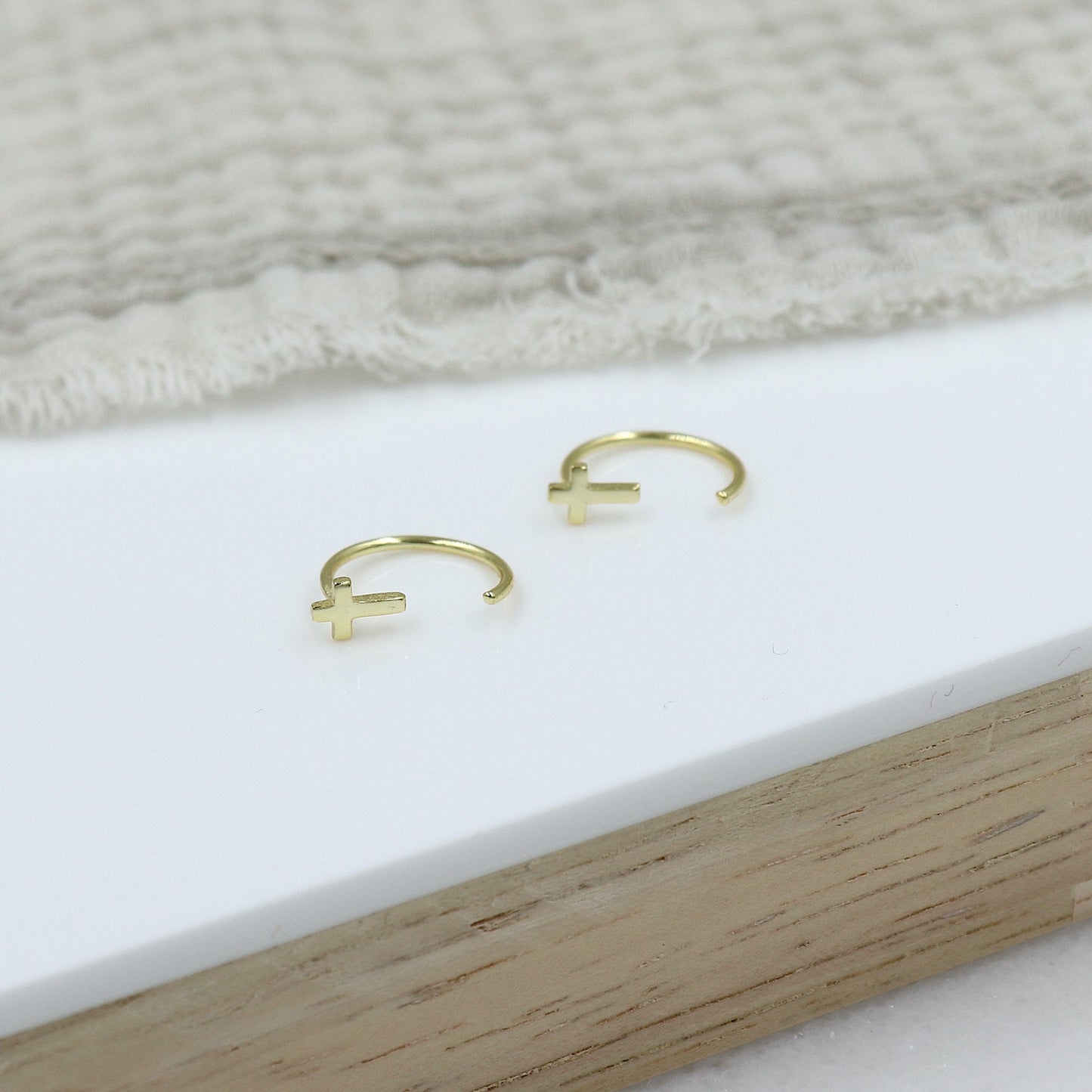 Boucles d'oreilles créoles ouvertes croix argent ou doré