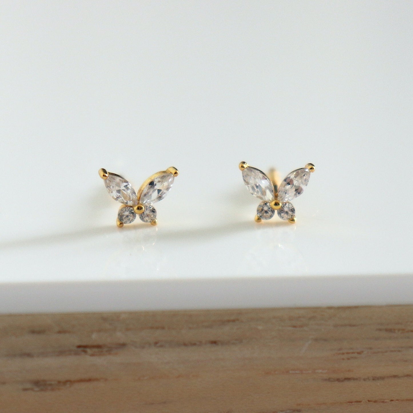 Puces d'oreilles forme papillon avec zircons pour femme doré ou argent