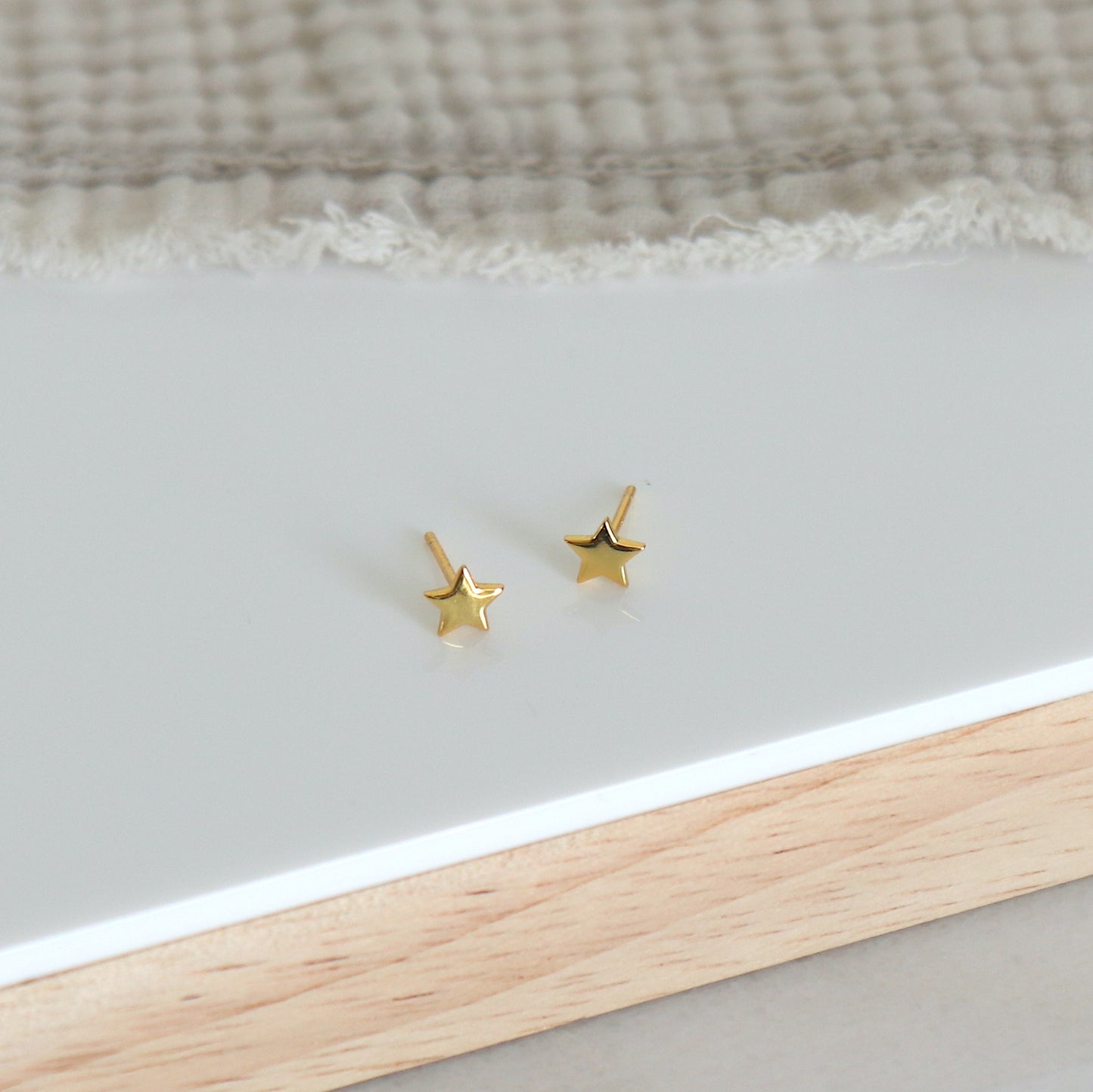 Puces d'oreilles étoiles pour femme, mini clous disponibles en argent ou dorés