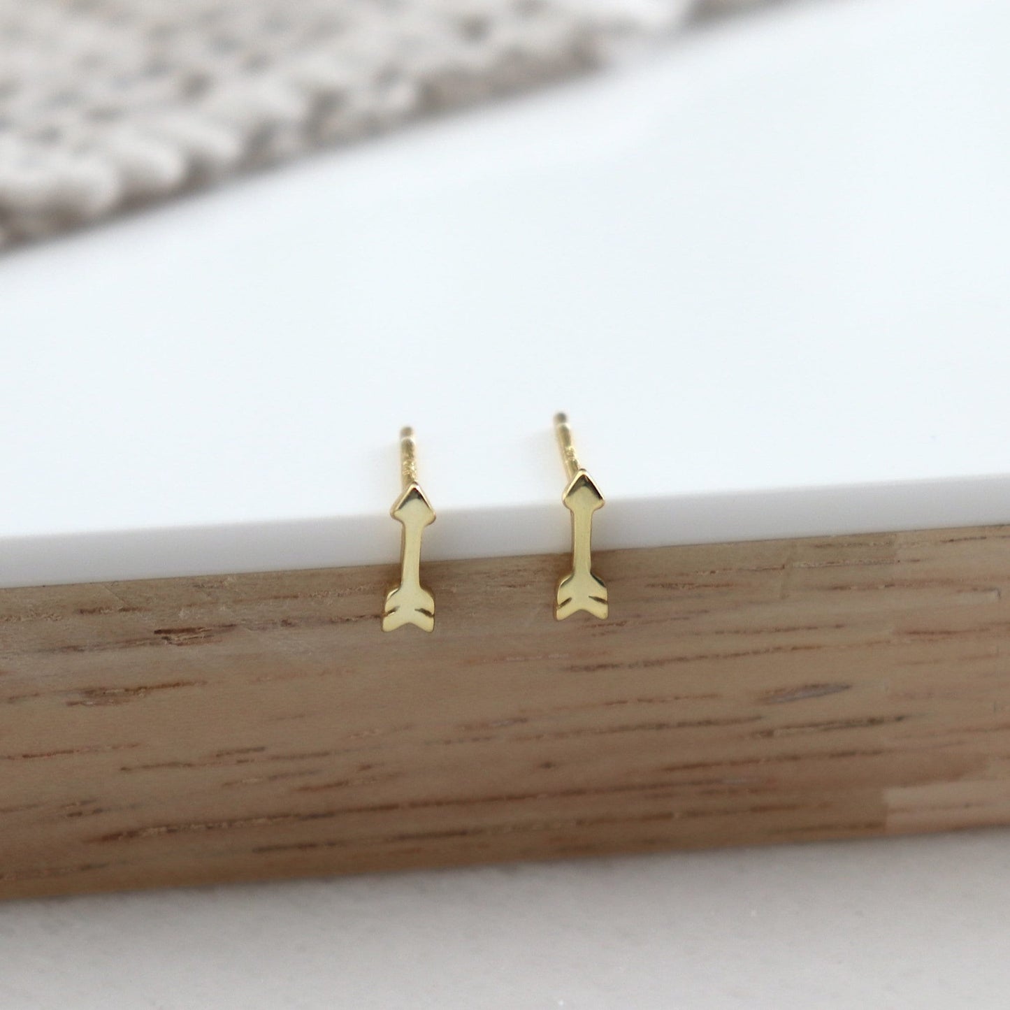 Petites puces d'oreilles flèche pour femme doré ou argent,