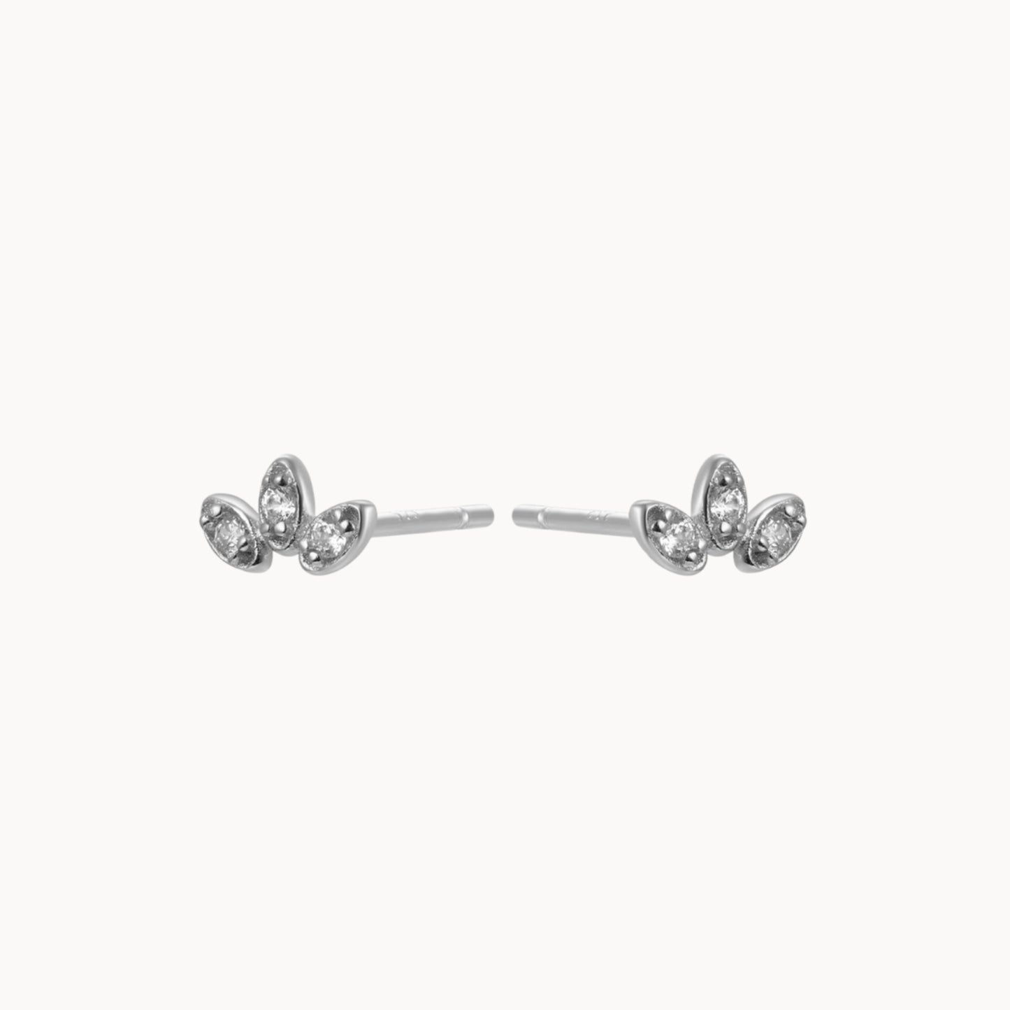 Boucles d'oreilles puces fleur trois pétales avec zircons doré ou argent