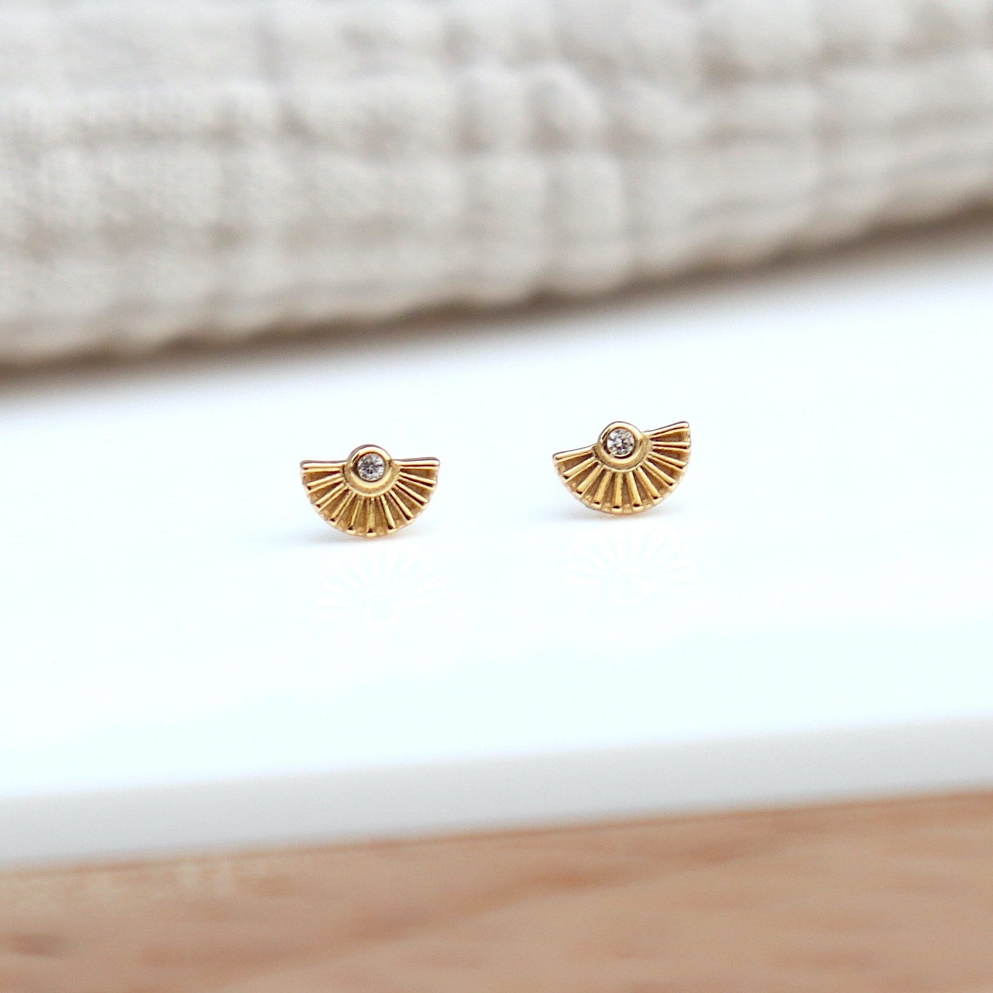 Boucles oreilles clous éventail avec zircons argent ou doré