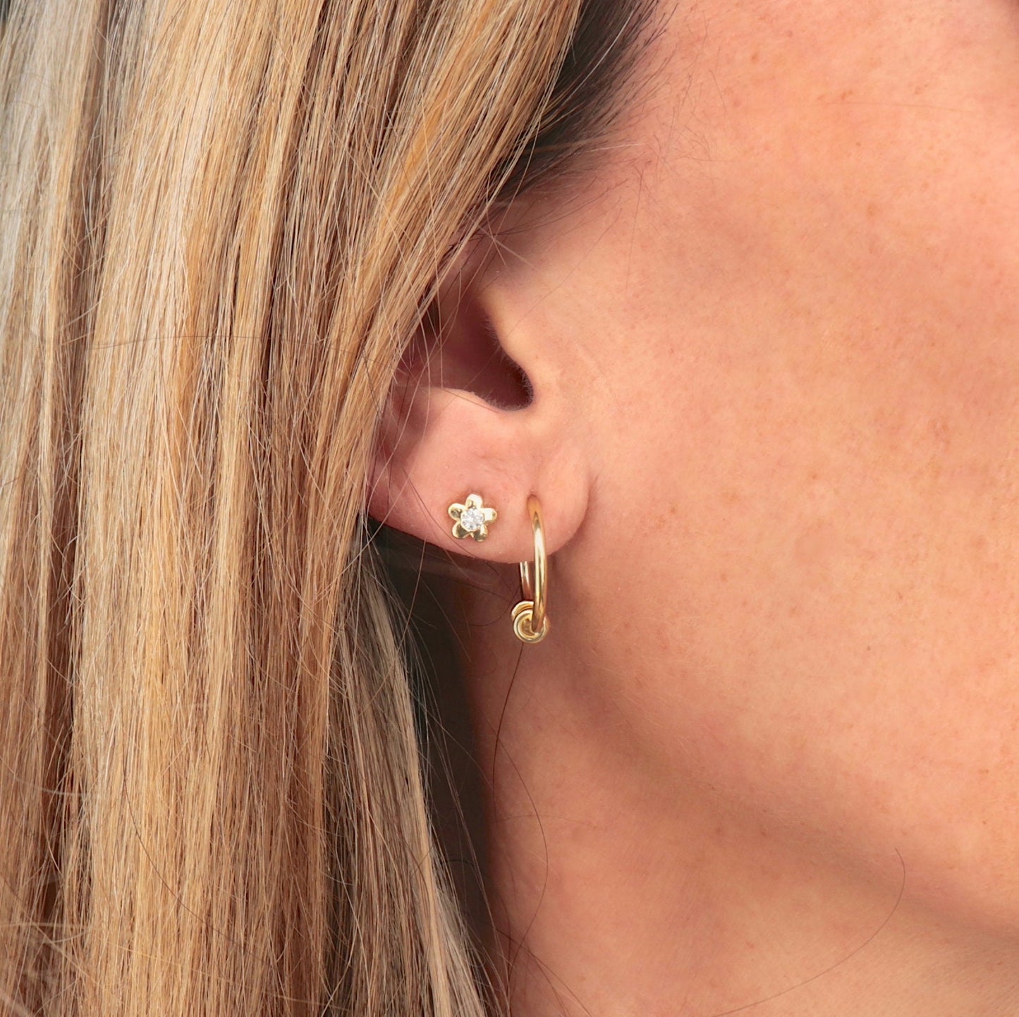 Boucles d'oreilles femme fleur avec zircon doré ou argent