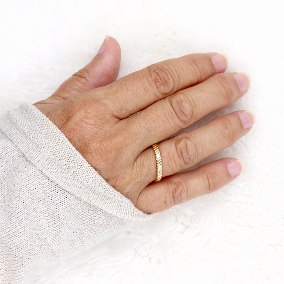 on peut voir une bague striée en plaqué or pour femme