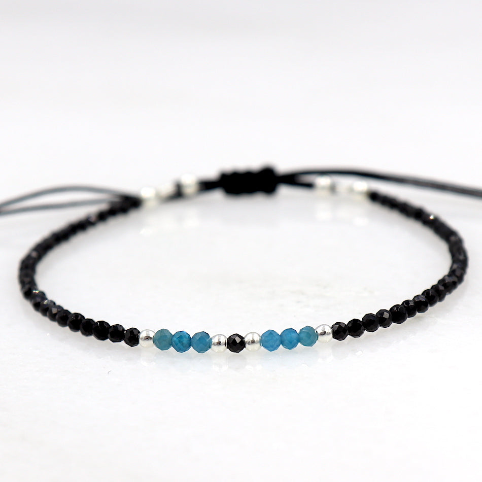 bracelet pour femme fin monté avec un cordon noir des pierres agates noires et apatites bleues facettées 