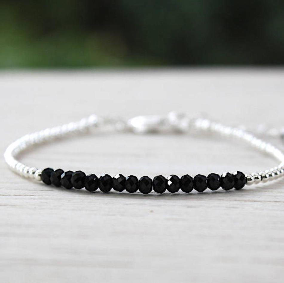 bracelet femme pierres de gemmes facettées spinelles noires et perles rondes en argent 925