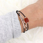 bracelet pierre agate rouge jonc et perles argent sur cordon trois tours