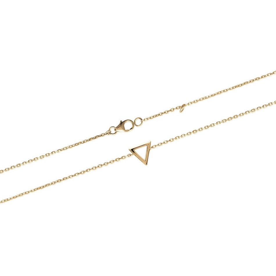 on peut voir un triangle monté sur une chaine en plaqué or pour ce bracelet femme à retrouver sur unbijouforyou