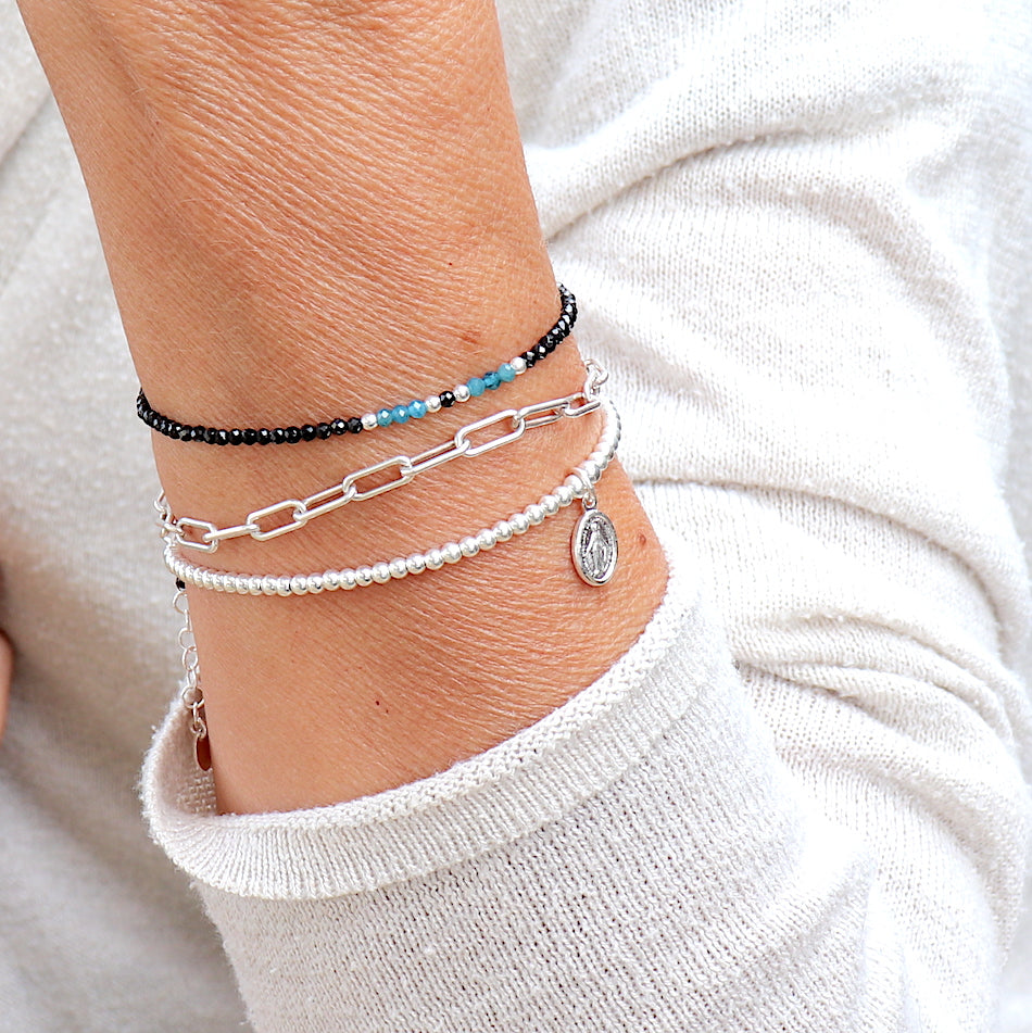 un ensemble de bracelets pour femme