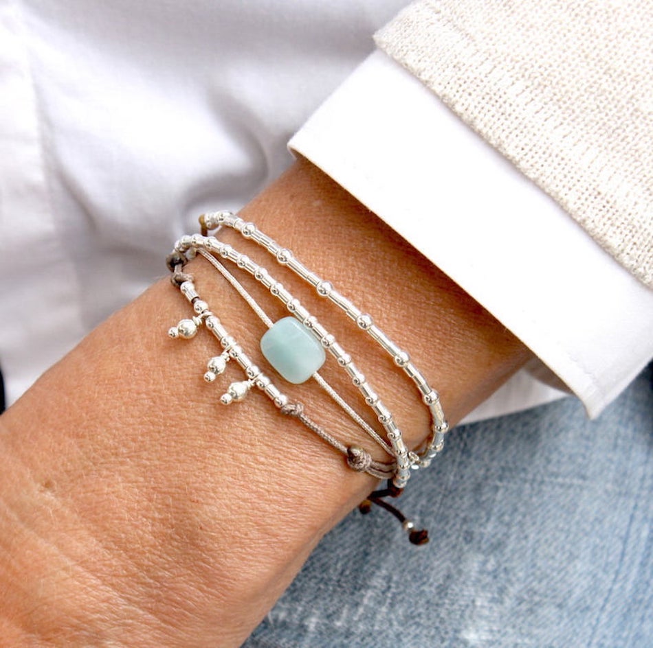 on peut voir un ensemble de bracelets cordons en argent 925