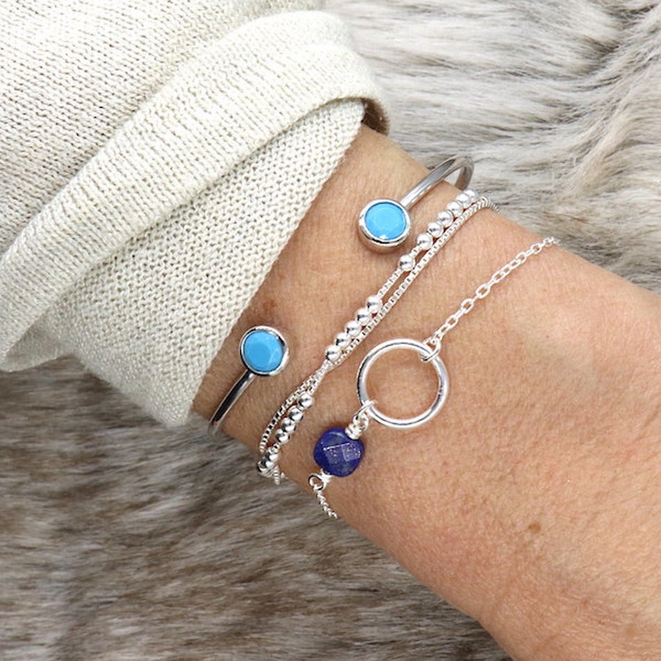 on peut voir un ensemble de bracelets en argent 925 pour femme