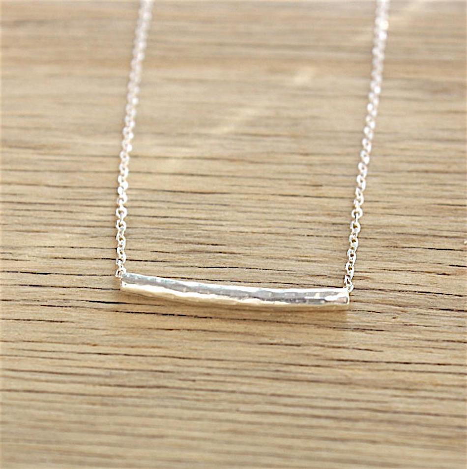 on peut voir un collier chaine en argent 925 associé à un jonc martelé pour femme