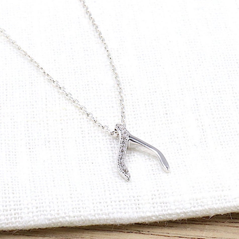 il y a un collier pour femme en argent réalisé avec une chaine et un os à voeux zircons