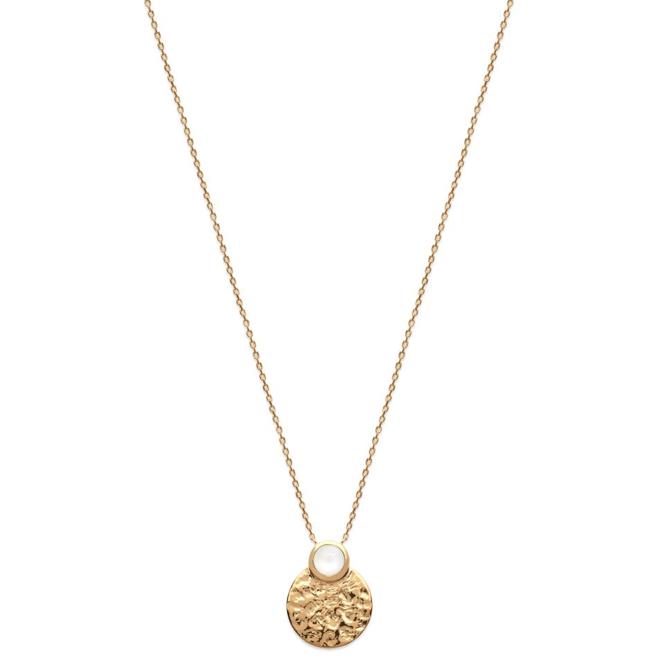 on peut voir un collier en plaqué or monté avec une pierre de lune véritable sertie dans le haut d'une médaille martelée sur chaine