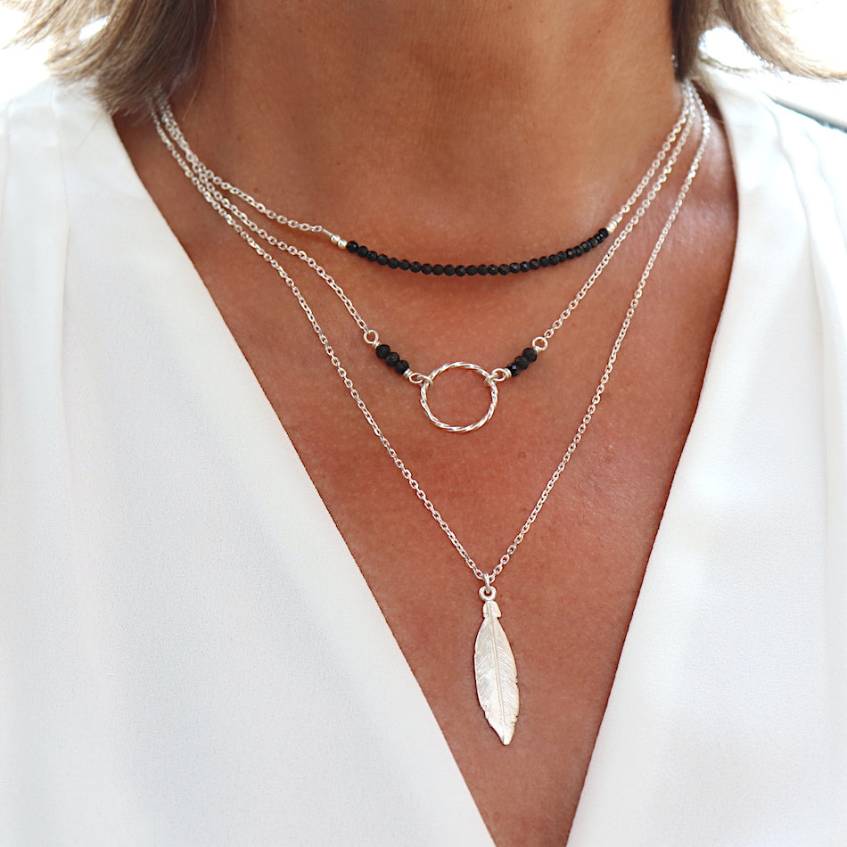 Collier anneau torsadé pierres spinelles noires sur chaine argent,collier femme