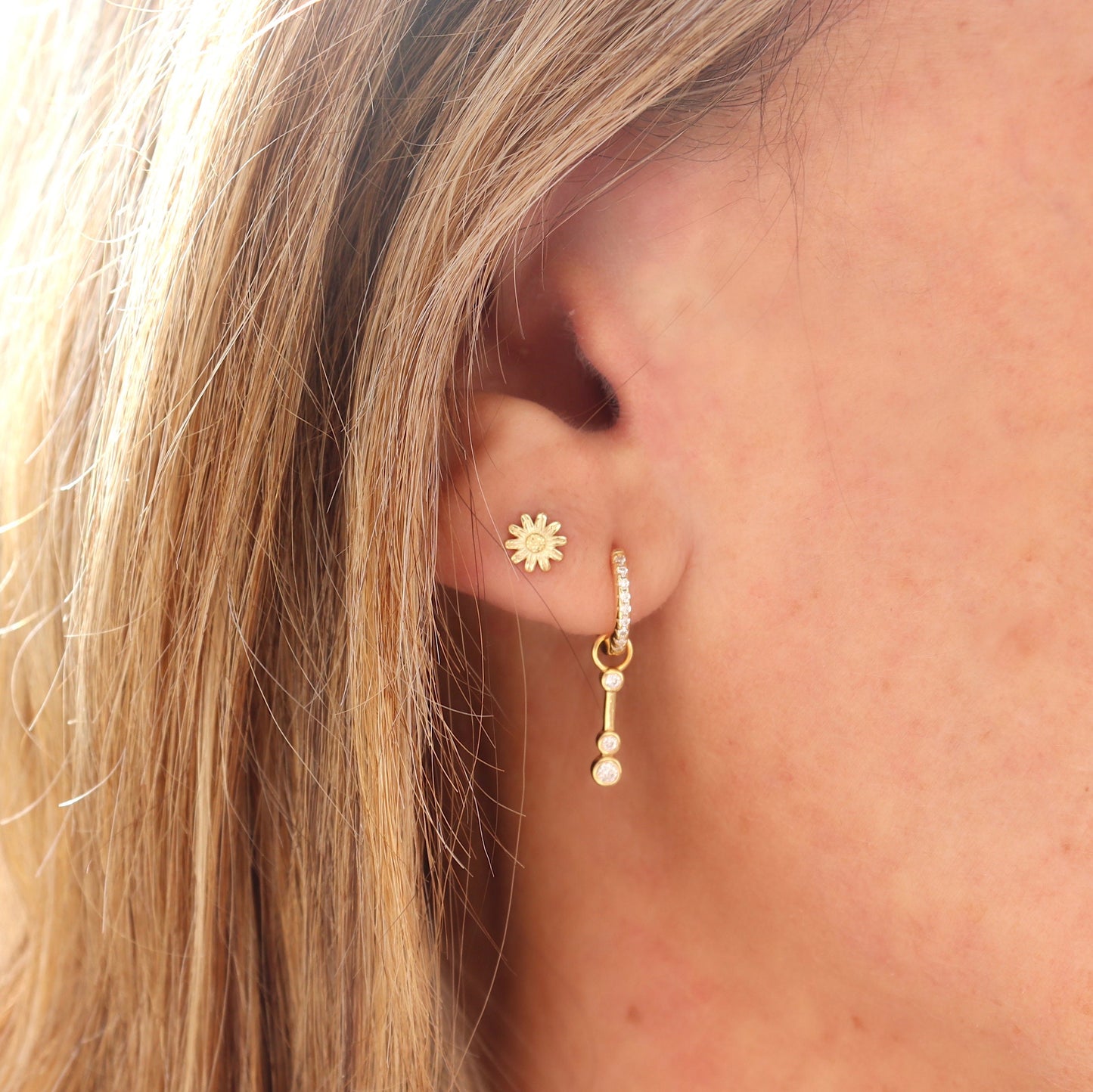 Puces d'oreilles femme fleur marguerite doré