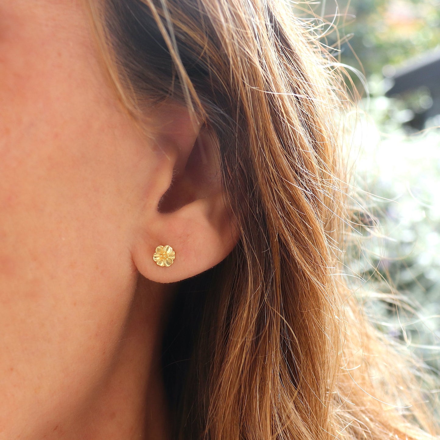 Puces d'oreilles minimalistes motif fleurs dorées pour femme