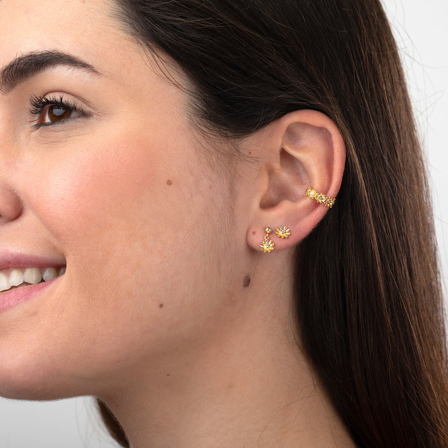 Petites puces d'oreilles fleur pendante femme argent ou doré