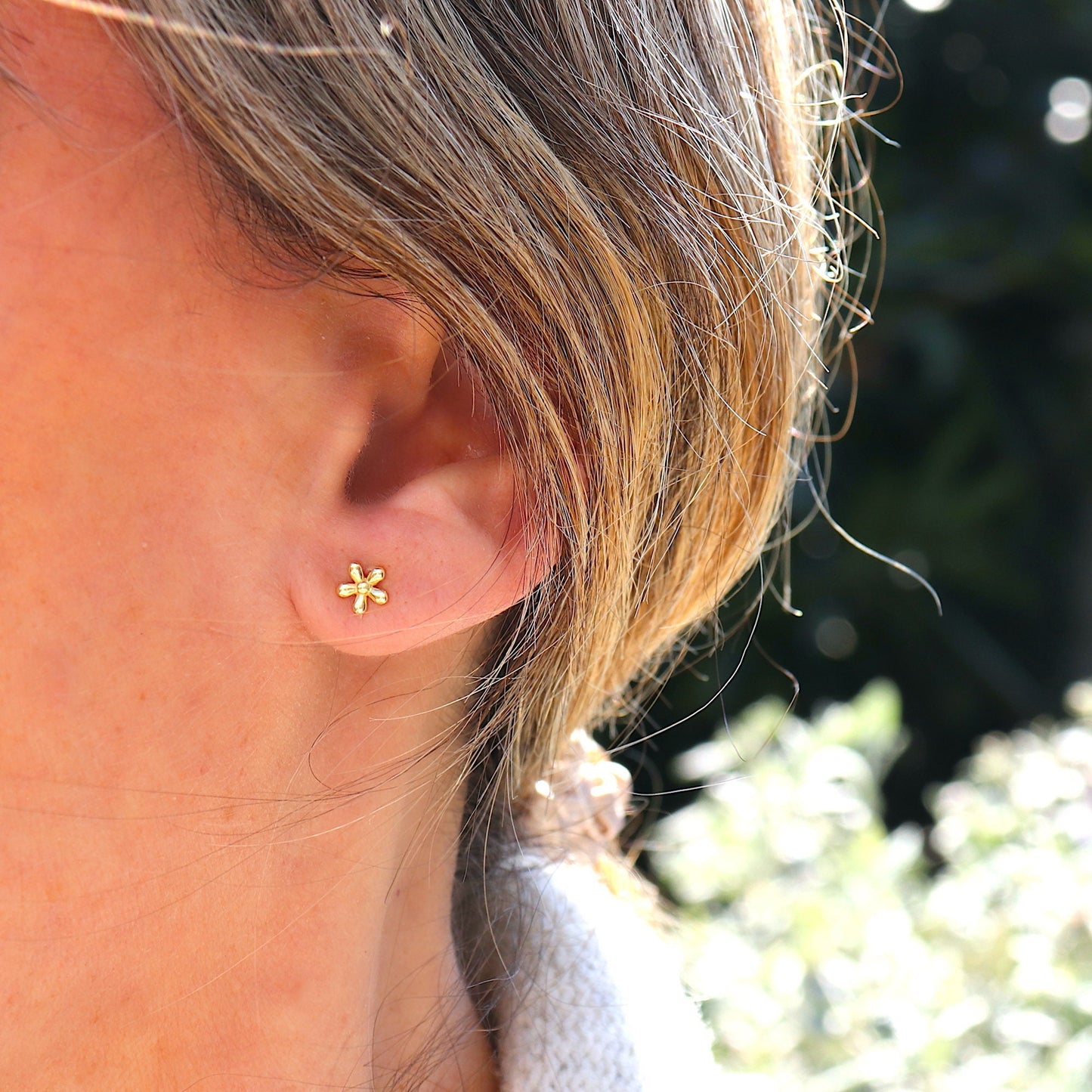 Boucles d'oreilles puces fleur doré ou argent