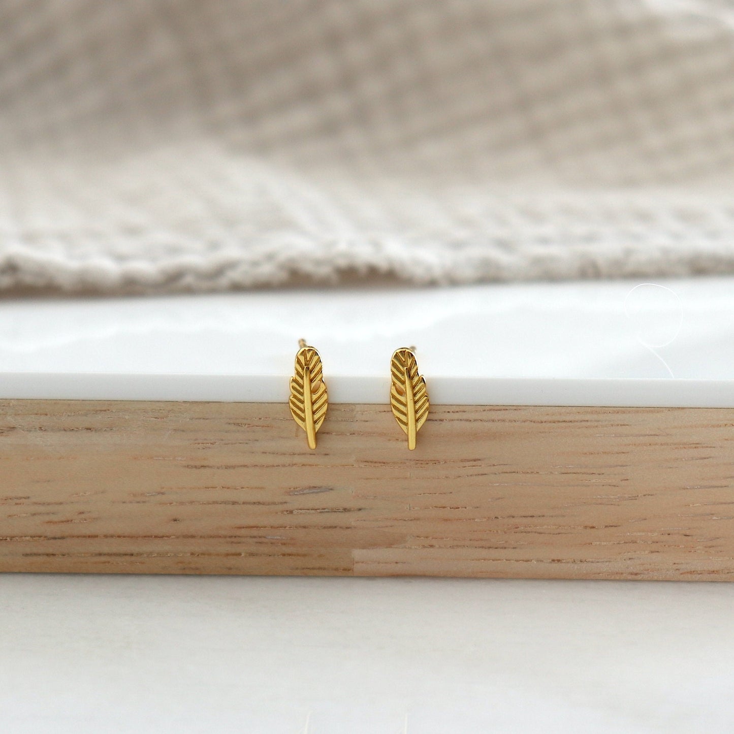 Petites boucles d'oreilles femme puces plume doré ou argent