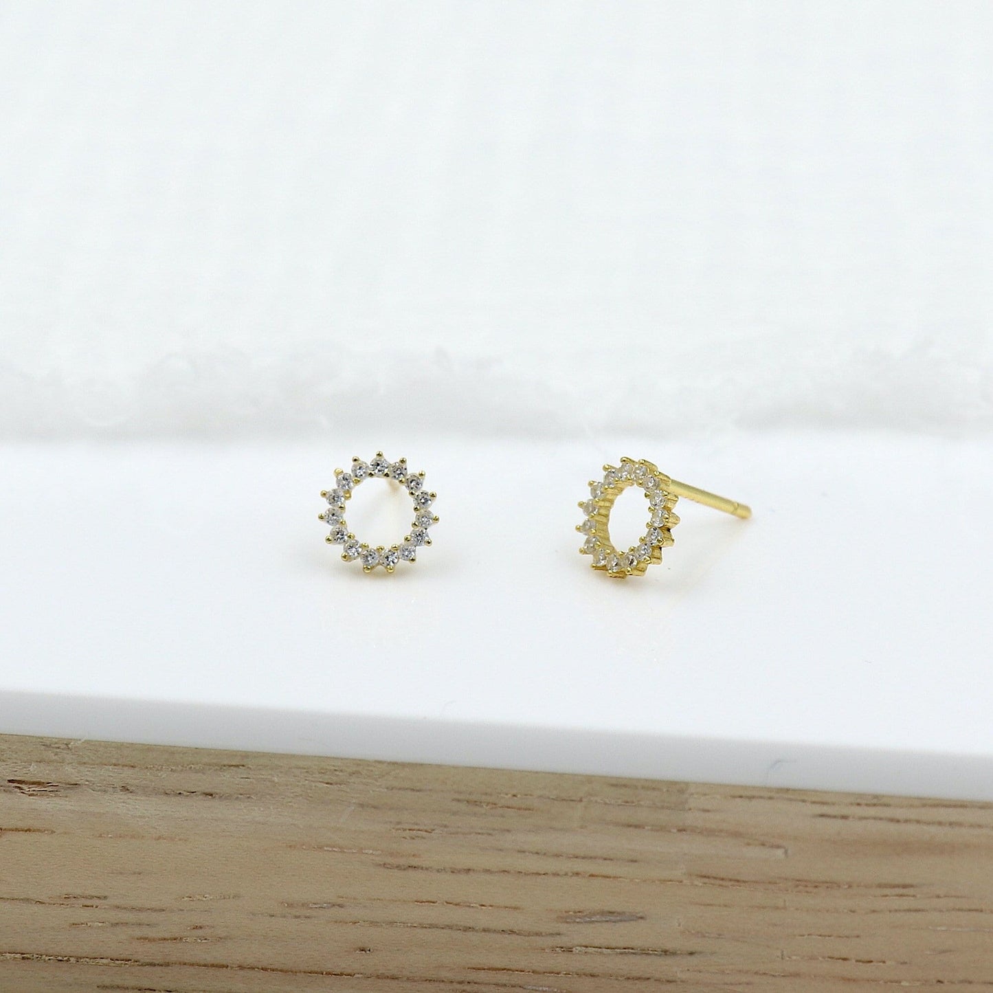 Boucles d'oreilles femme puces rond zircons doré ou argent,