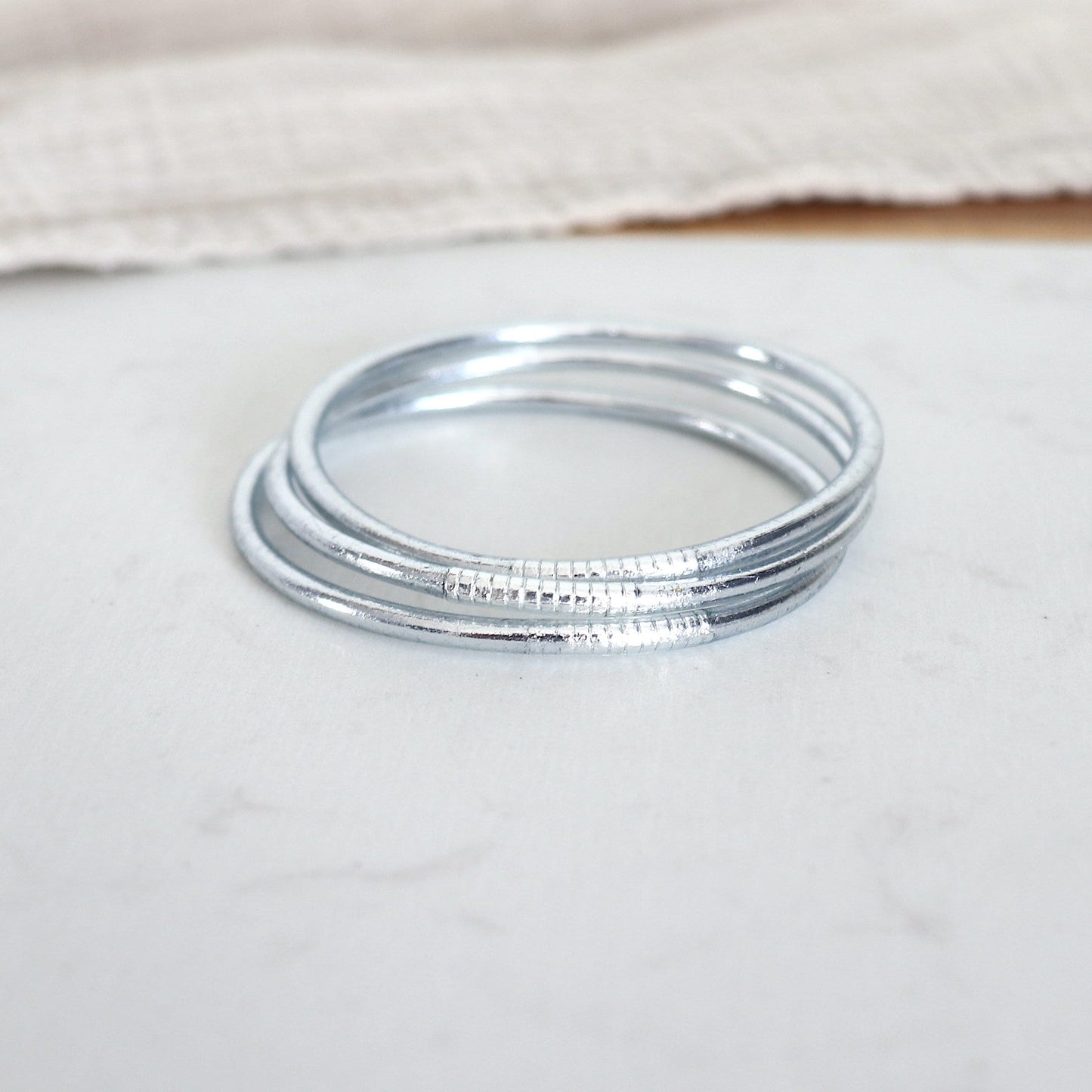 Bracelet jonc fin bouddhiste couleur argent, bracelet bohème 3 tailles