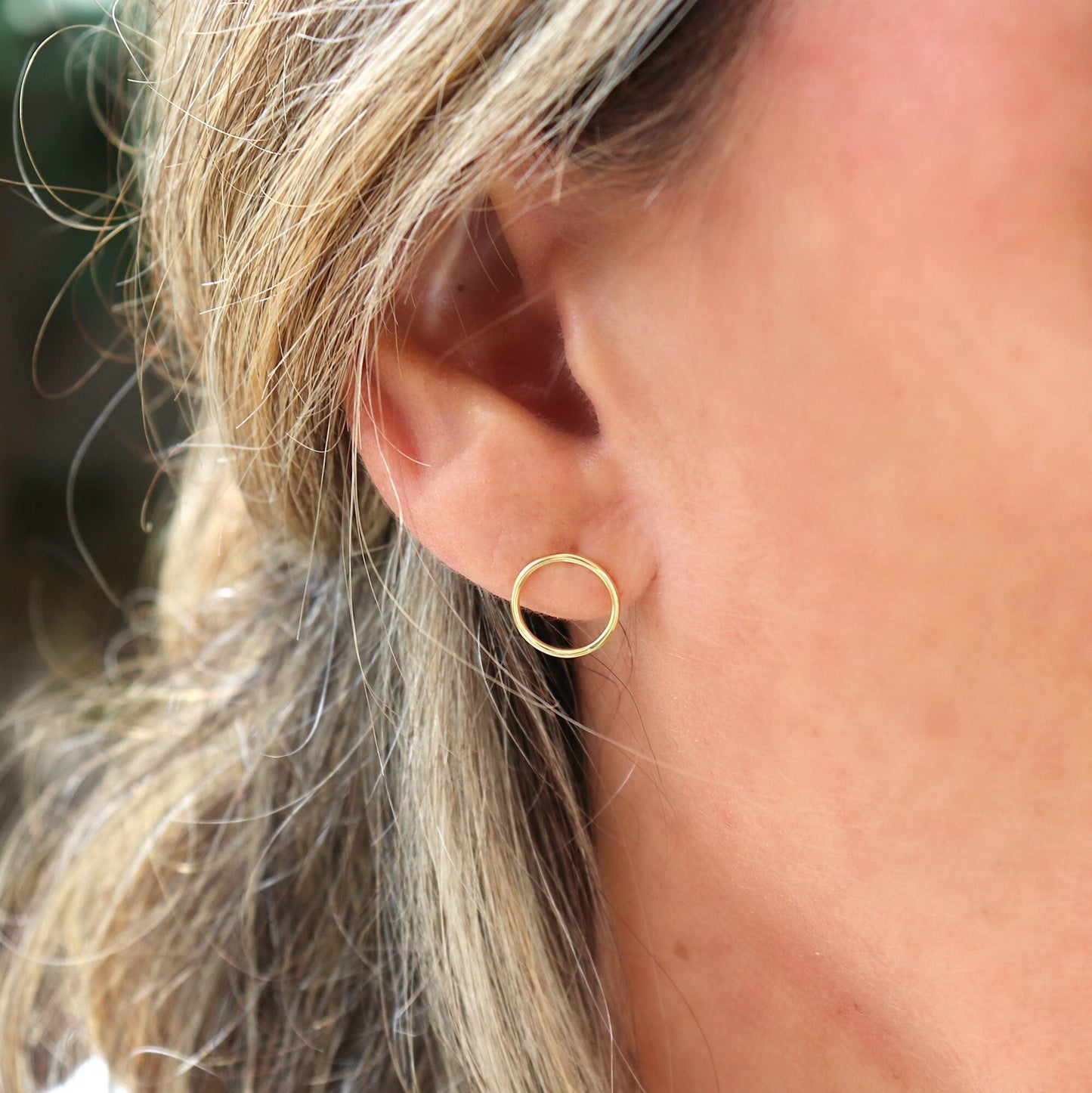 Puces d'oreilles anneau rond pour femme doré ou argent