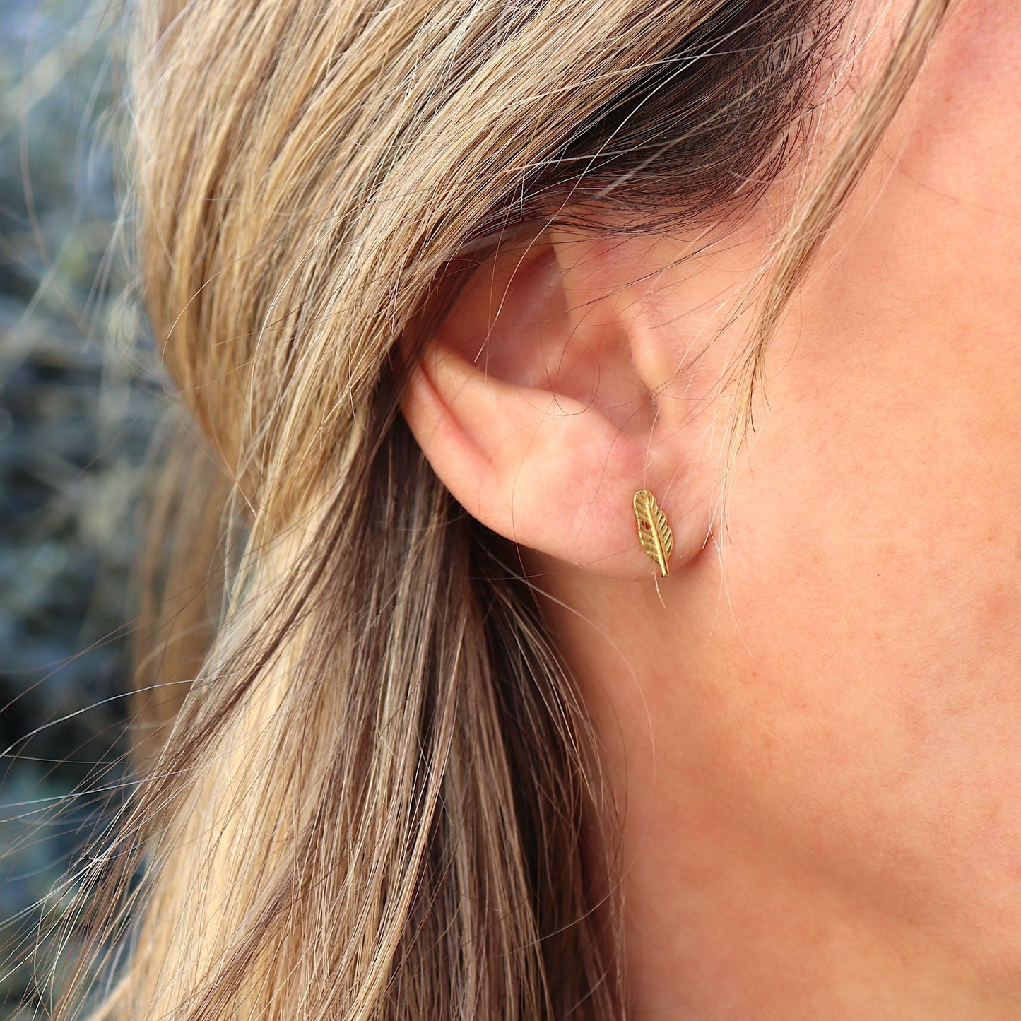 Petites boucles d'oreilles femme puces plume doré ou argent
