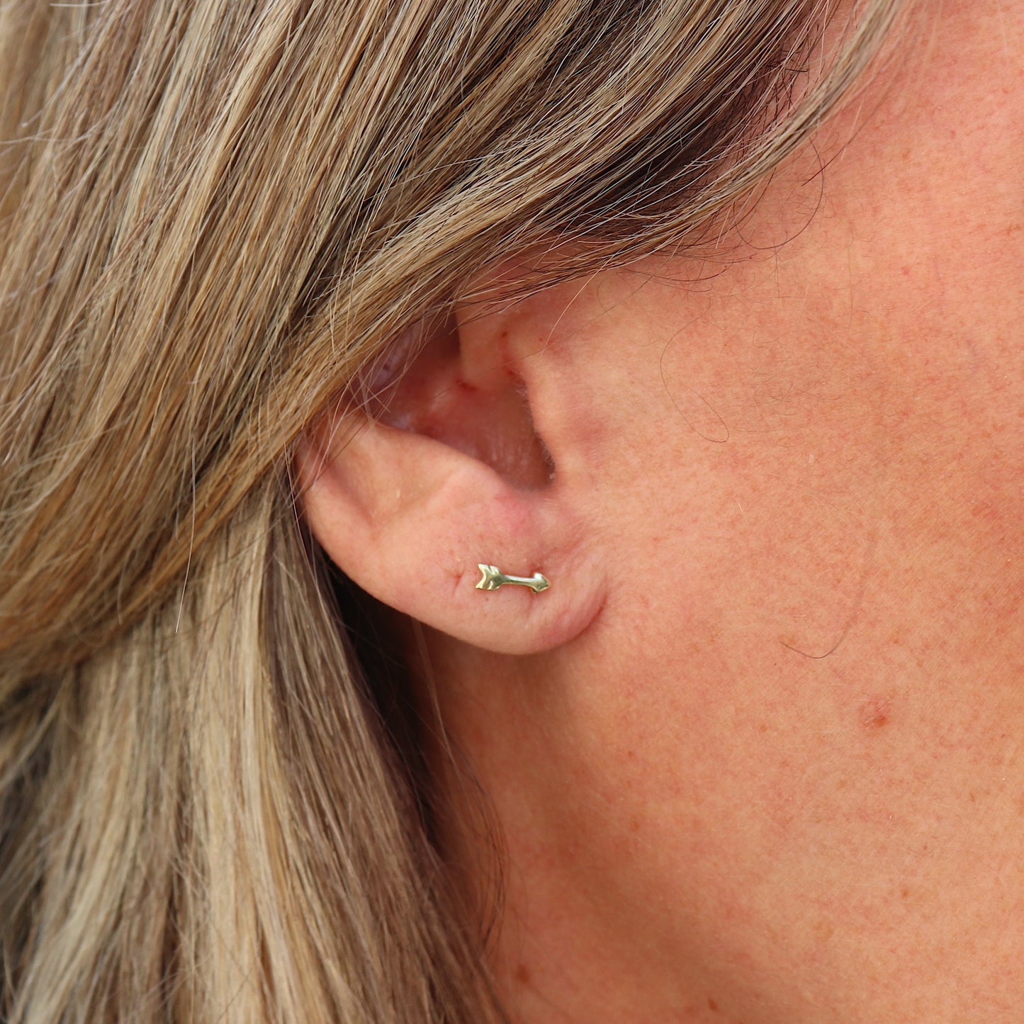 Petites puces d'oreilles flèche pour femme doré ou argent,