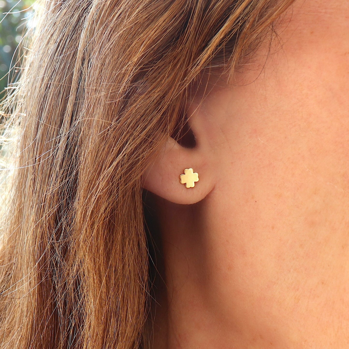 Petites puces d'oreilles trèfle femme en argent ou doré
