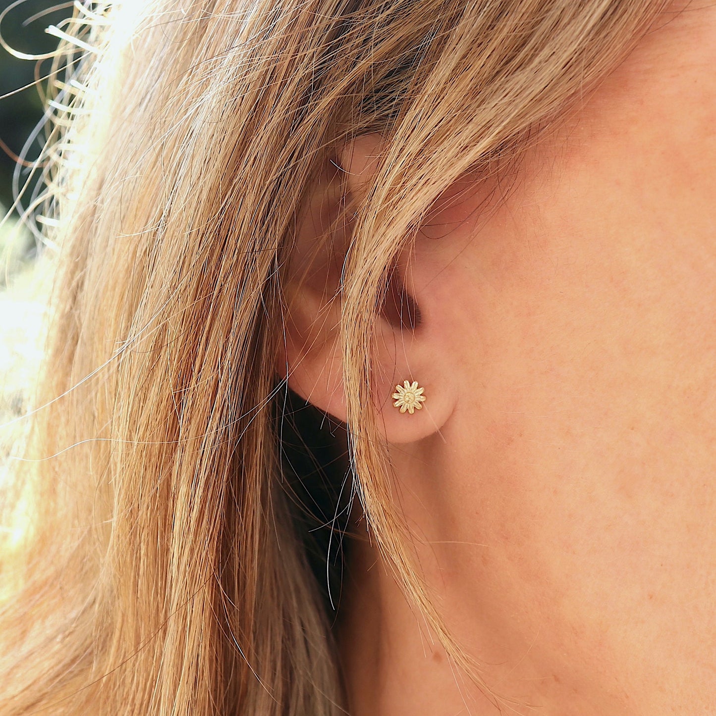 Puces d'oreilles femme fleur marguerite doré