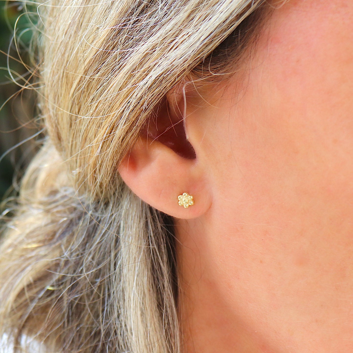 Clous d'oreilles fleurs boules pour femme doré ou argent