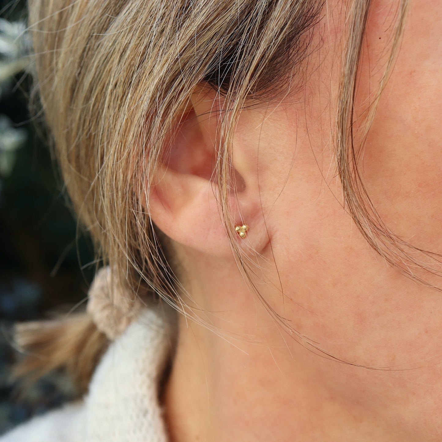 Petites boucles d'oreilles puces trois boules argent ou doré