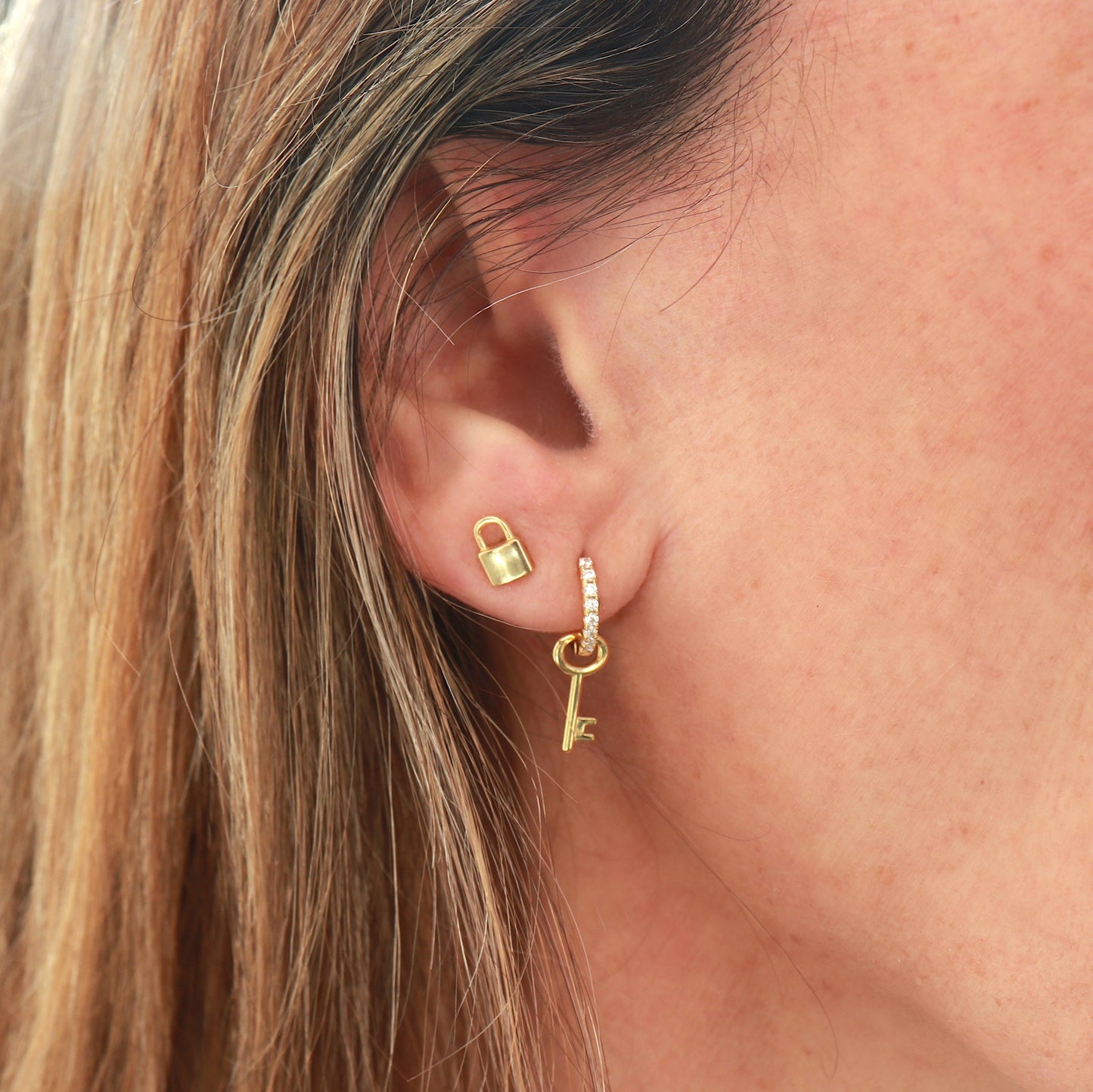 Puces d'oreilles femme motif cadenas doré ou argent