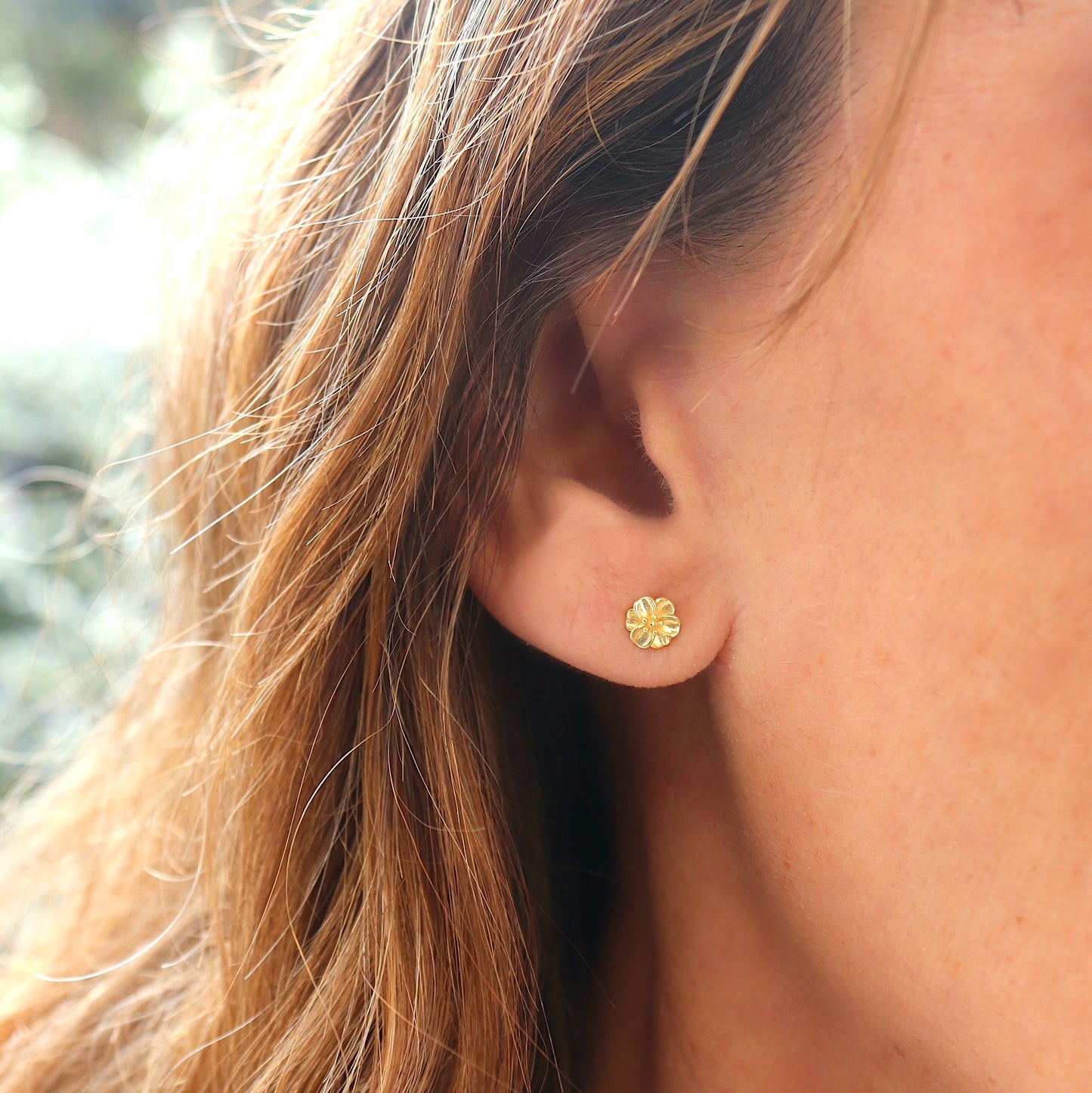 Puces d'oreilles minimalistes motif fleurs dorées pour femme