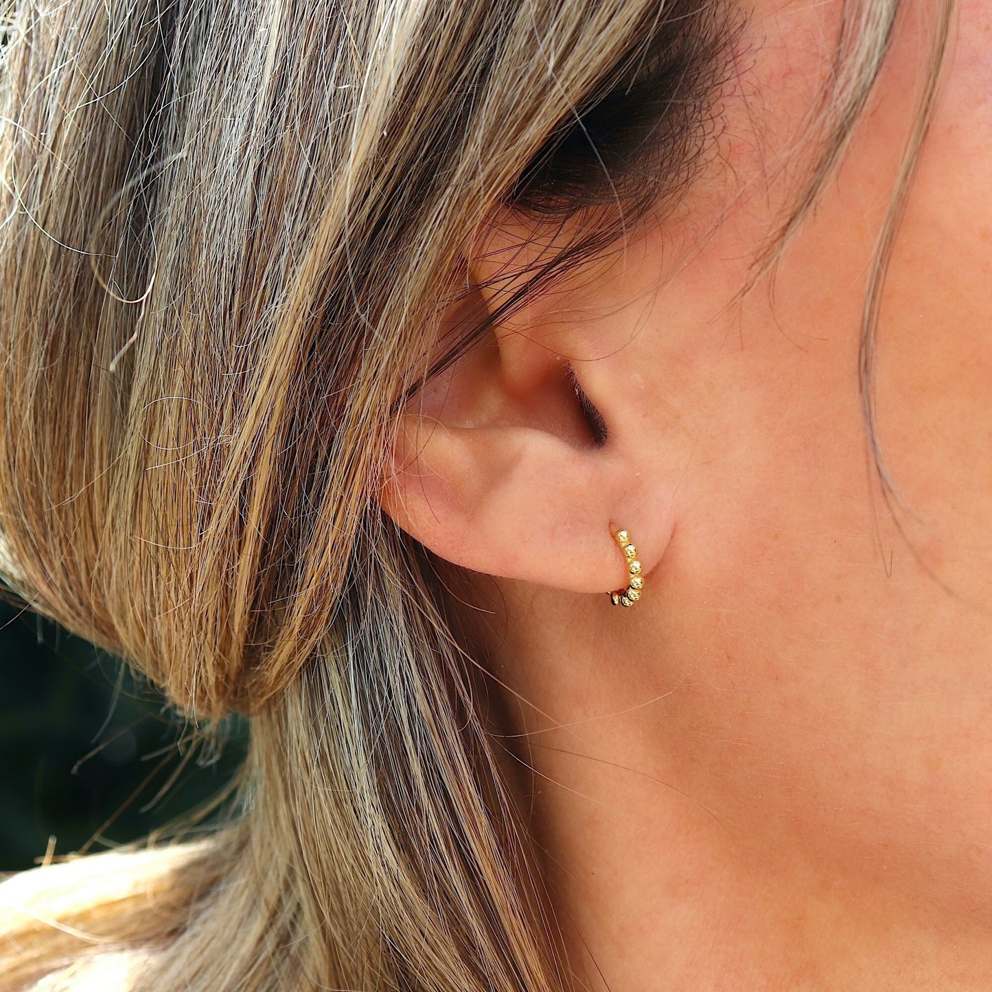 petites boucles d'oreilles créoles boules en argent ou doré