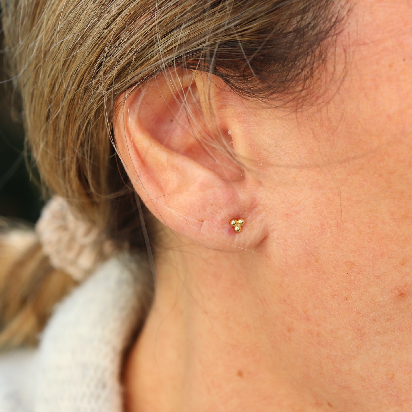 Petites boucles d'oreilles puces trois boules argent ou doré