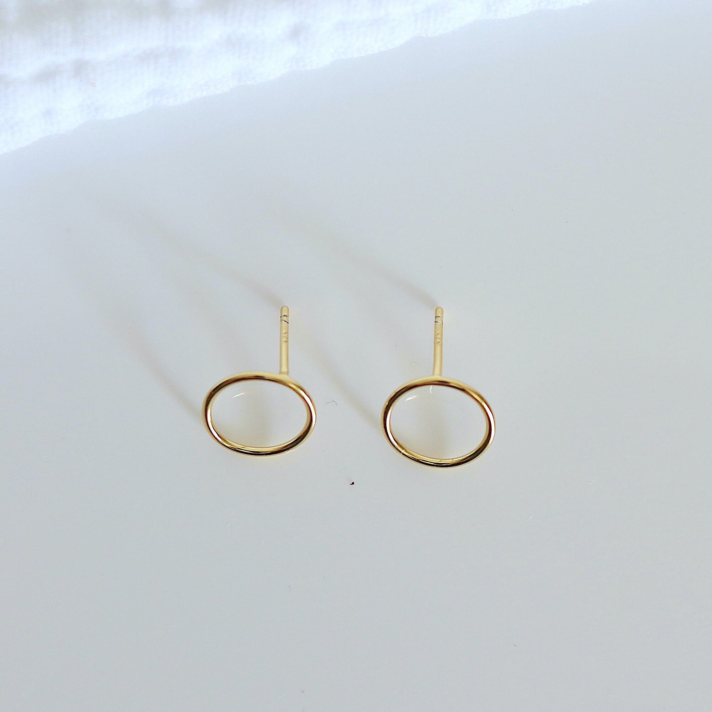 Puces d'oreilles anneau rond pour femme doré ou argent