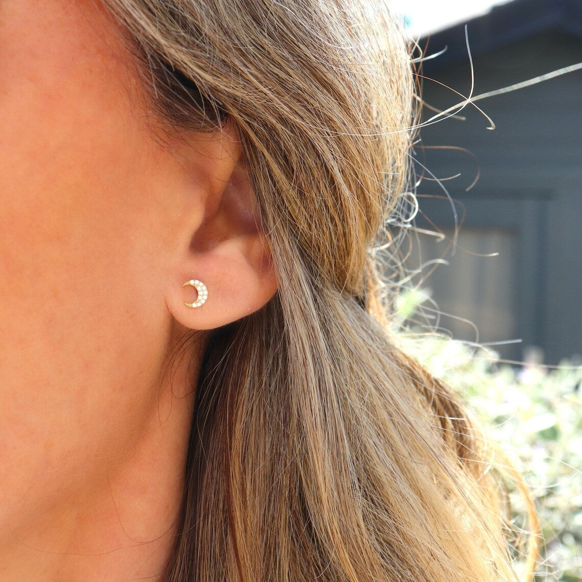 Petits clous d'oreilles lune avec zircons argent ou doré